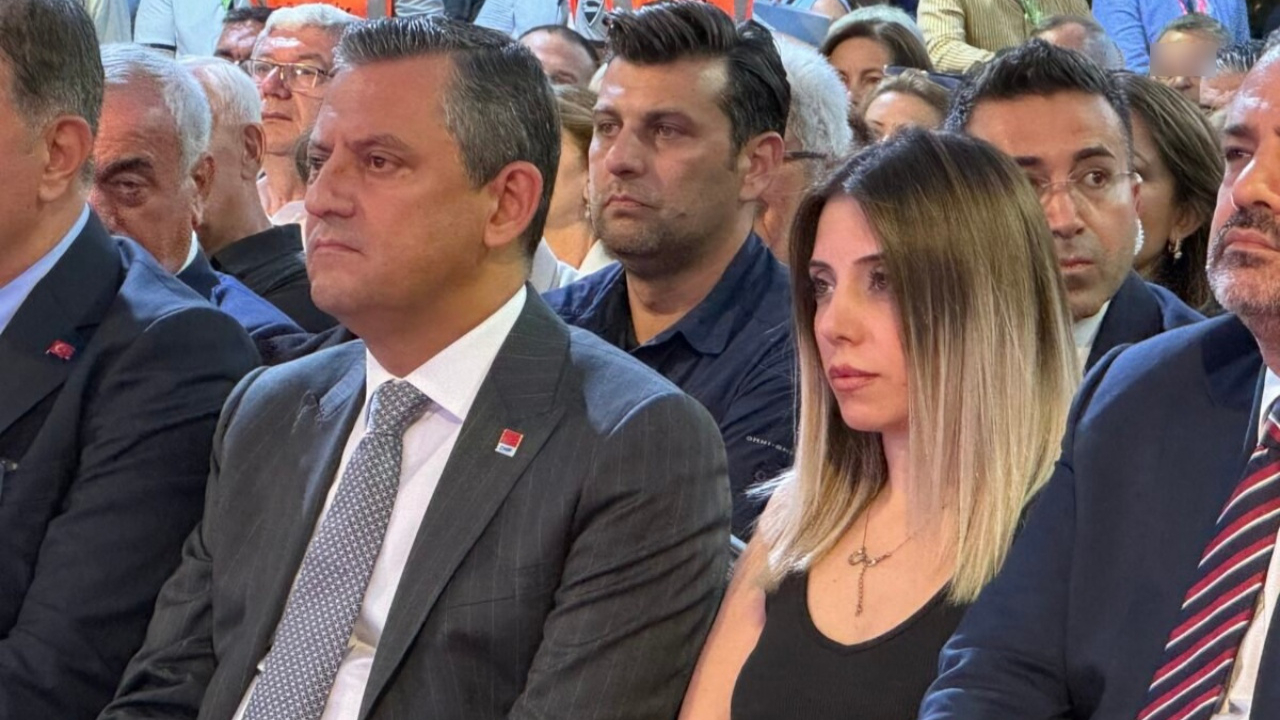 Cumhurbaşkanı Erdoğan'a oy verenlere 'Emcüklenmiş geri zekalılar' diyen Dilruba, Özgür Özel'in onur konuğu oldu!