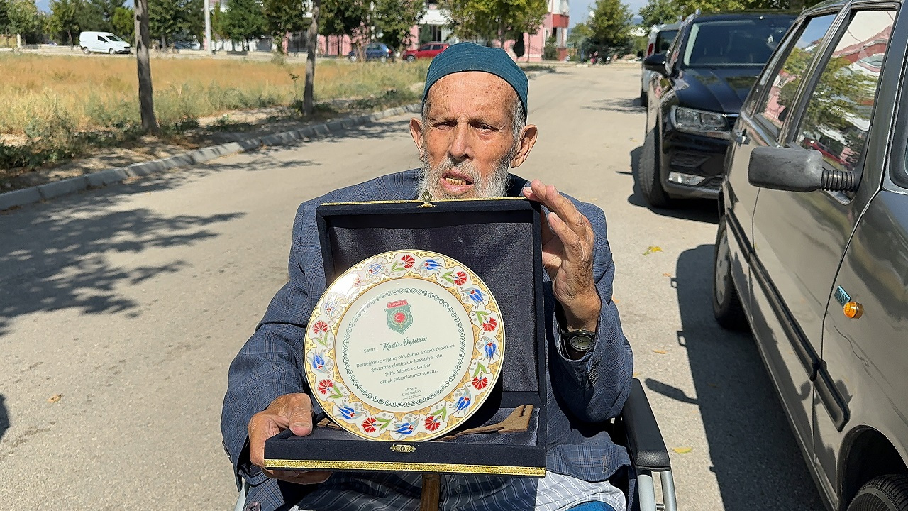 Şehit torunu, otomobilini Gaziler Derneğine bağışladı! Filistin'i de unutmadı...