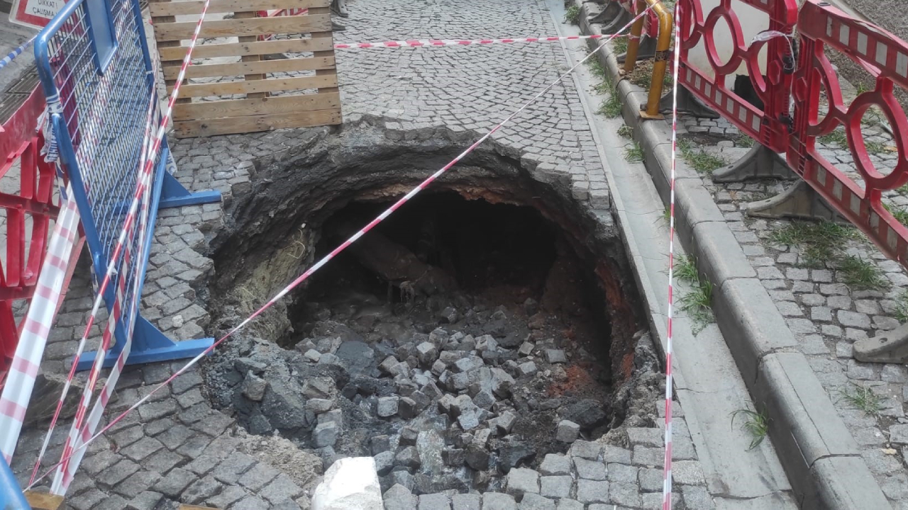 Beyoğlu Tomtom Mahallesi'nde yol çöktü, 3 metrelik göçük oluştu