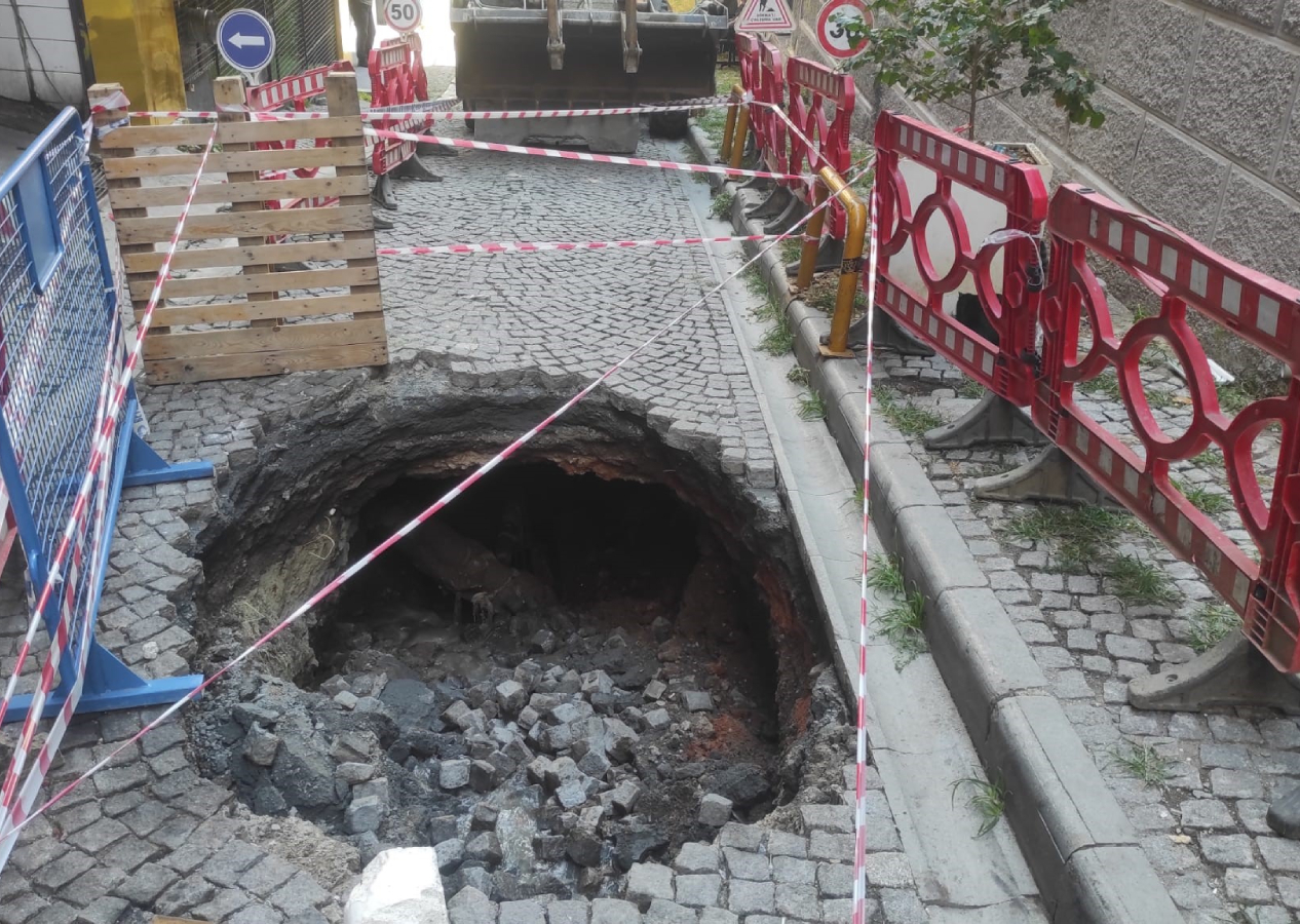 Beyoğlu Tomtom Mahallesi'nde yol çöktü, 3 metrelik göçük oluştu