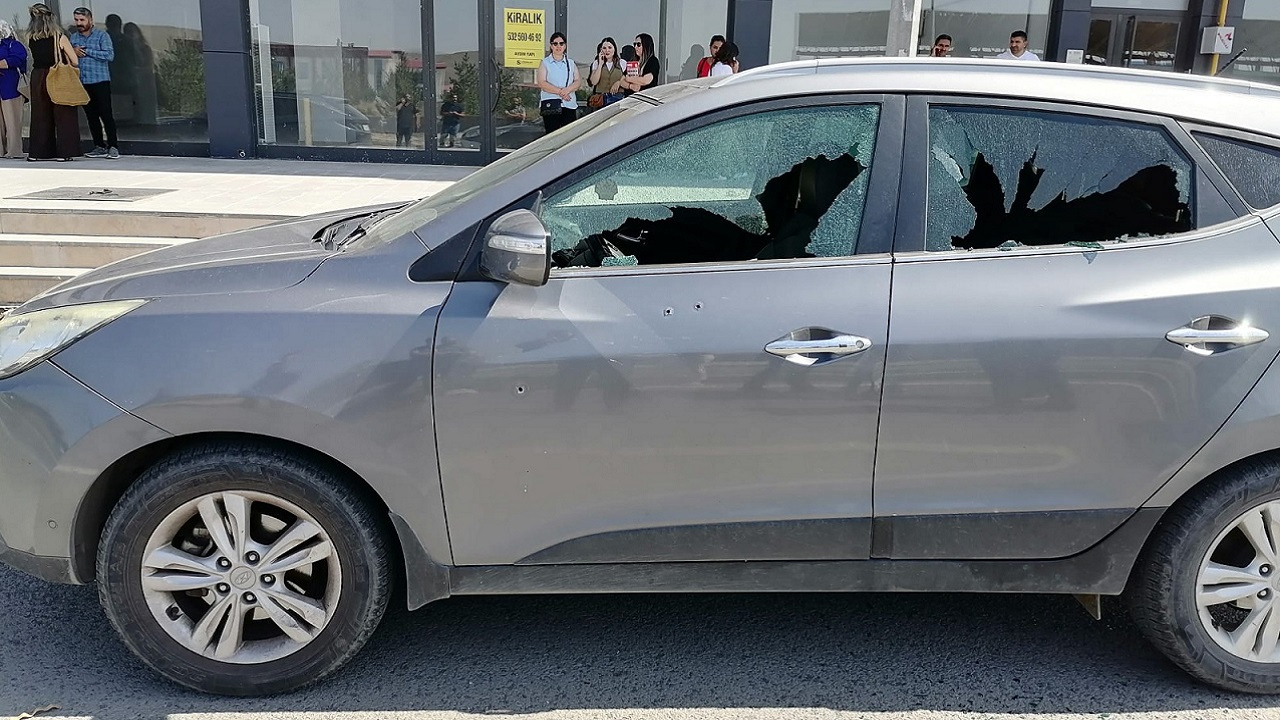 Kars'ta ilkokul müdürünün aracına silahlı saldırı