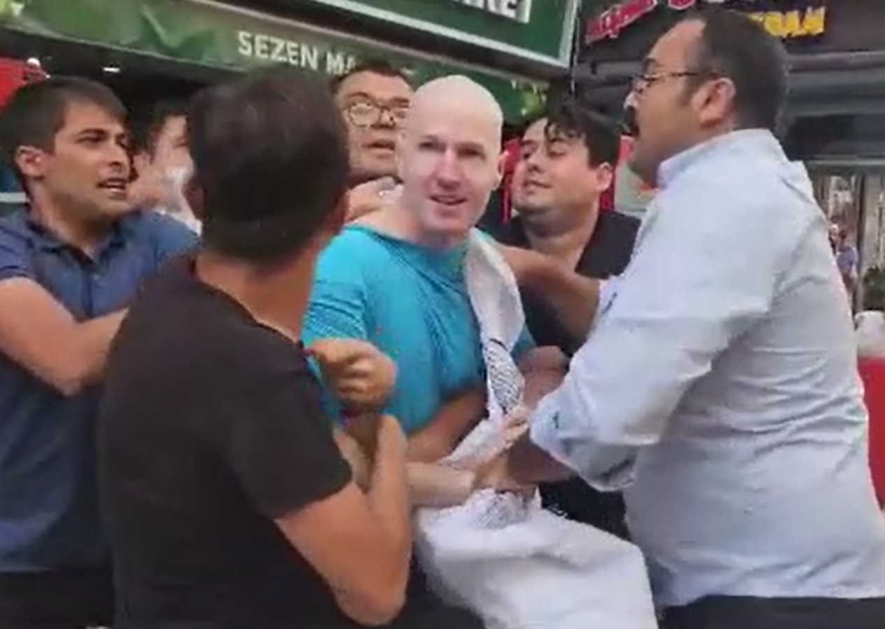 İzmir Limanı'na demirleyen Amerikan askerinin kafasına çuval geçirdiler