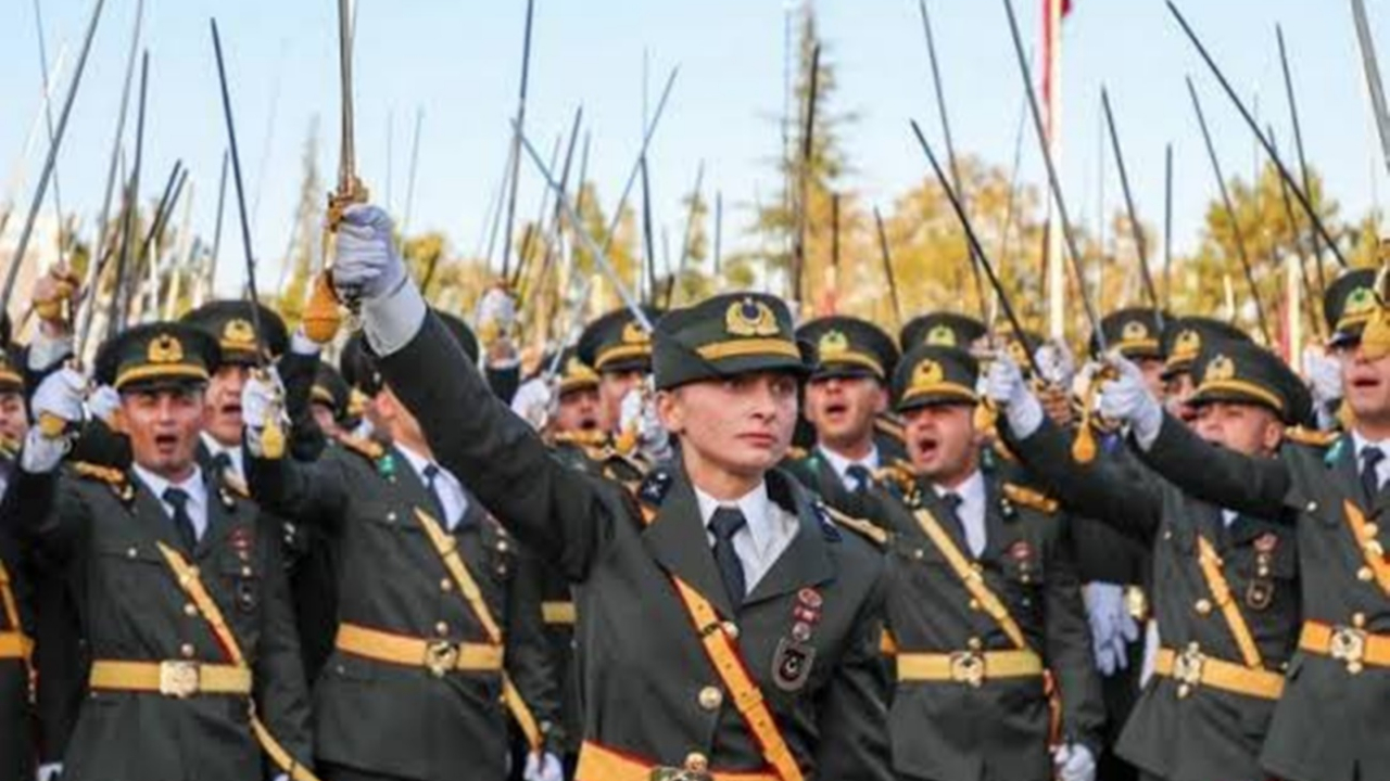 'Mustafa Kemal'in askerleriyiz' diyen teğmenler hakkında idari tahkikat