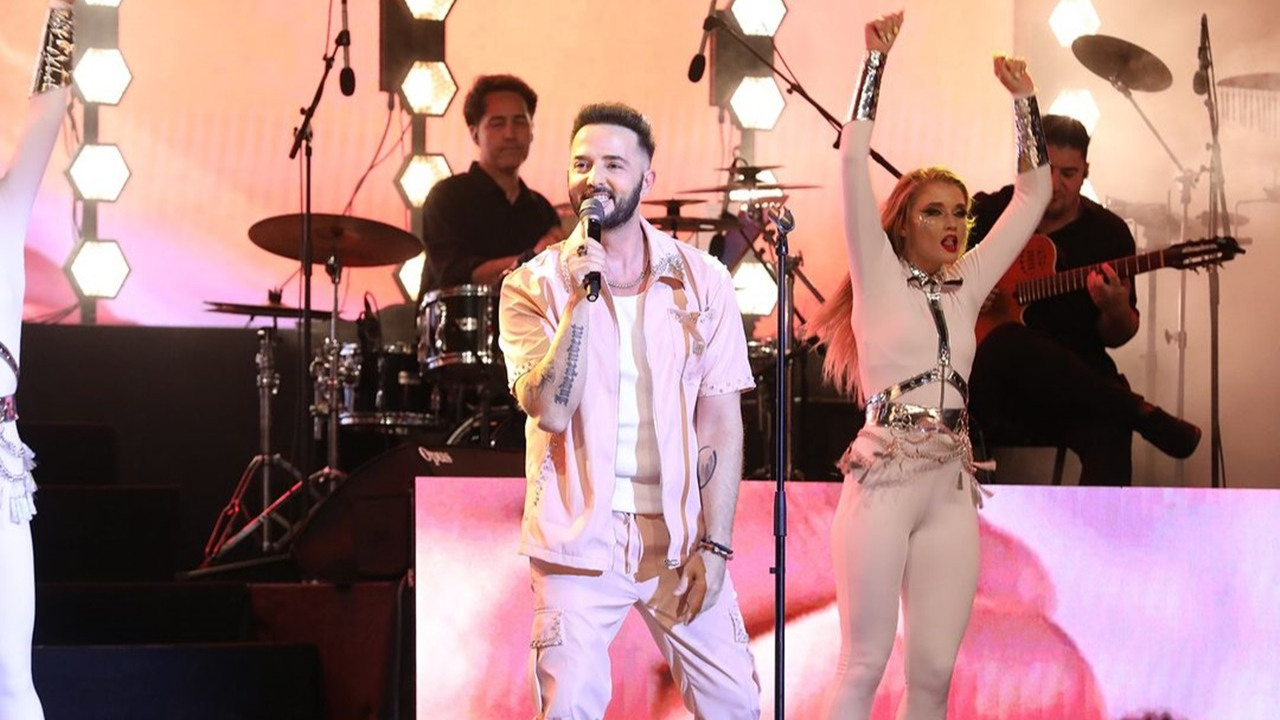 Gökhan Özen gazetecileri 45 dakika bekletti, röportaj vermeden sahneye çıktı!