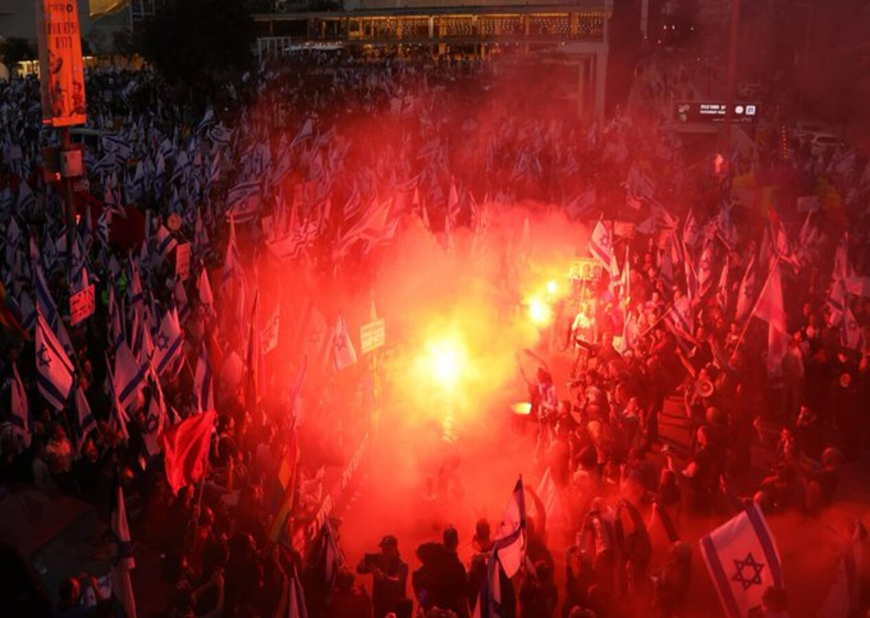 Tel Aviv yanıyor: Binlerce kişi polis ile birbirlerine girdiler!