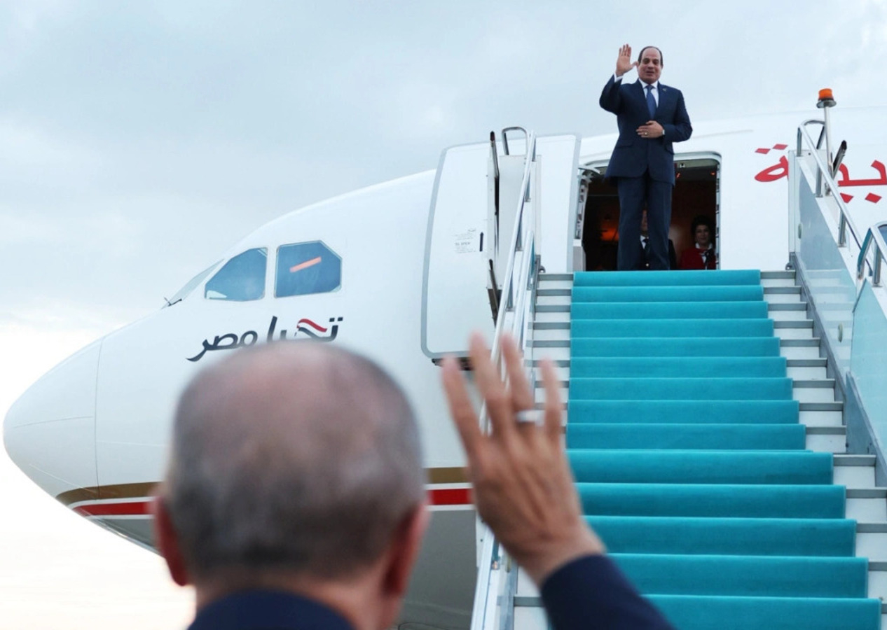 Cumhurbaşkanı Recep Tayyip Erdoğan, Mısır Cumhurbaşkanı Sisi'yi 'Rabia' işaretiyle yolcu etti!