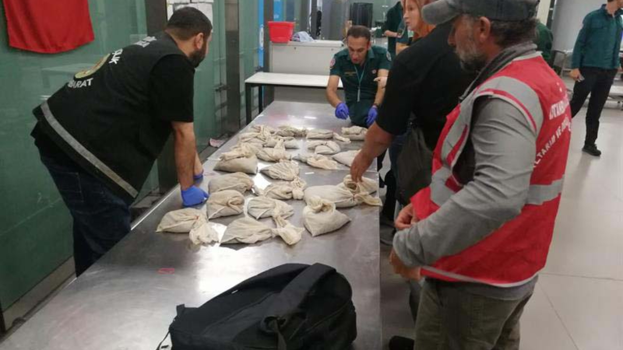 Gümrük Muhafaza ekibini şoke eden kaçakçı! Rusya'dan İstanbul'a 20 bin adet canlı sülük getirdi