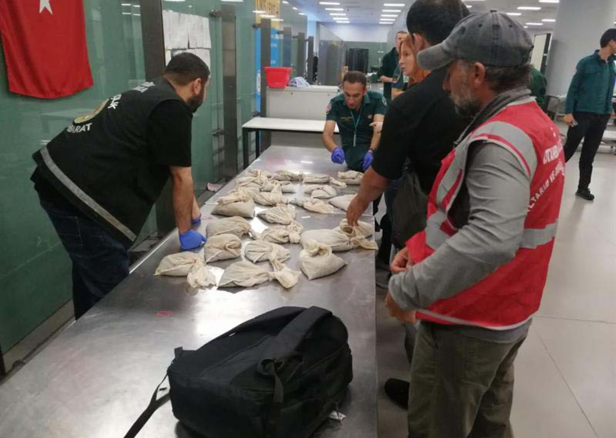 Gümrük Muhafaza ekibini şoke eden kaçakçı! Rusya'dan İstanbul'a 20 bin adet canlı sülük getirdi