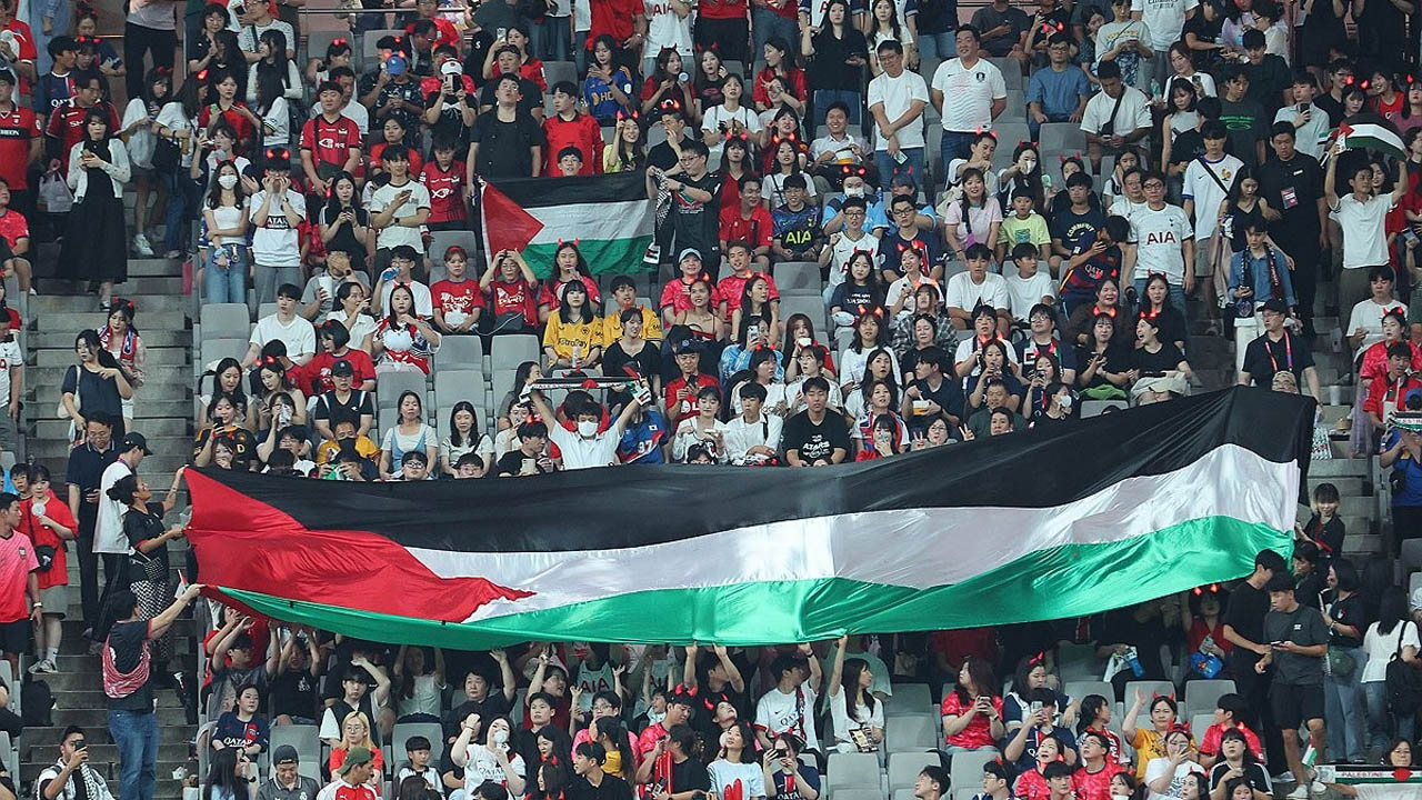 Güney Koreli taraftarlar tribünde Filistin bayrağı açtı! Dünya Kupası Asya Elemeleri'nde alkış alan görüntüler