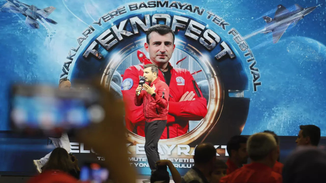 Selçuk Bayraktar TEKNOFEST'te konuştu: Dünya maalesef çok korkunç bir karanlığa doğru gidiyor!