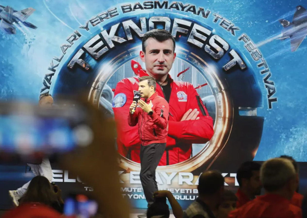 Selçuk Bayraktar TEKNOFEST'te konuştu: Dünya maalesef çok korkunç bir karanlığa doğru gidiyor!