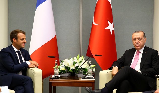 Çok 'cool'sun Macron! Erdoğan ile görüşmekten yakınıyordu, New York'ta kedi gibi oturdu