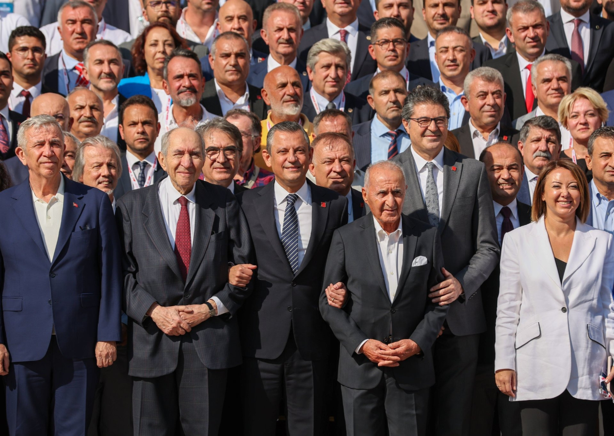 Özgür Özel CHP'nin aile fotoğrafını paylaştı! Bakın fotoğrafta kimler yok!