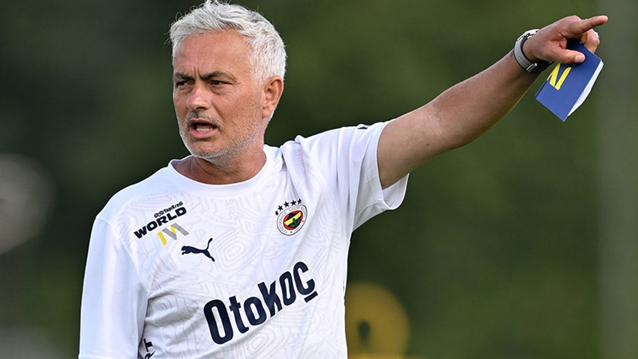 Okan Buruk'tan sonra Jose Mourinho da 3'lü sisteme dönüyor! Filip Kostic transferi taşları yerinden oynattı