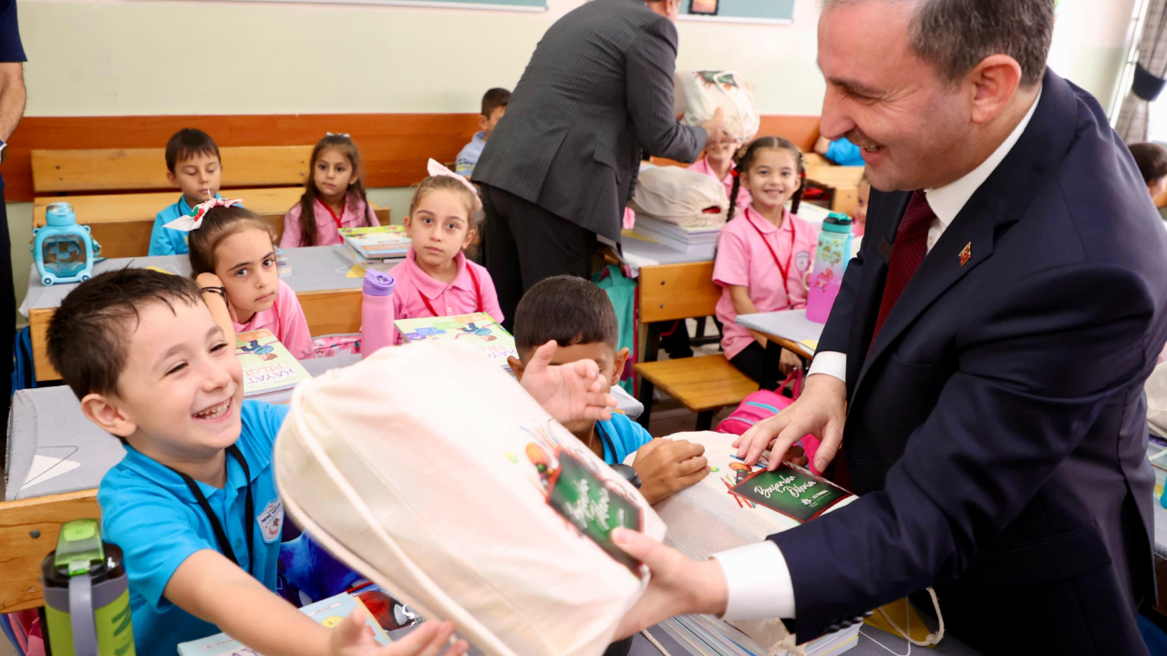 Sultanbeyli Belediyesi, Öğrencilere Kırtasiye Seti Dağıttı