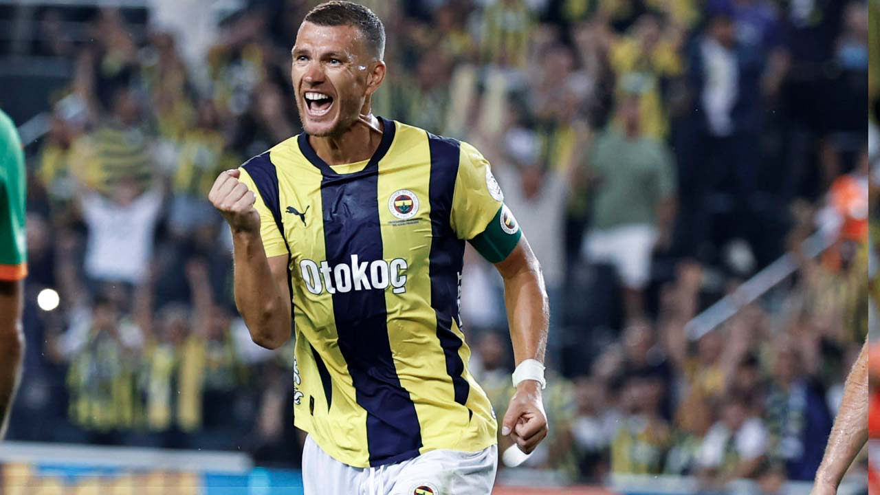 Edin Dzeko'dan tarihi istatistik! Robert Lewandowski'yi ikiye katladı ve dünyanın en iyisi oldu