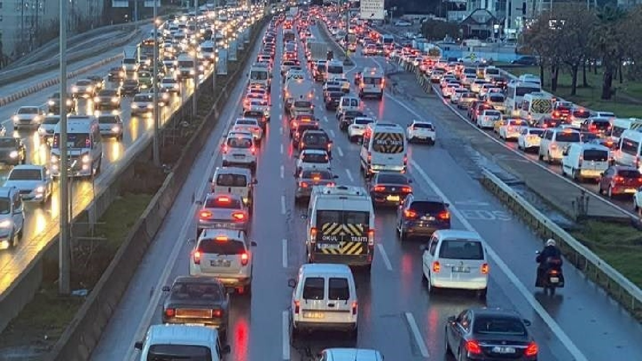 İstanbul trafiği yine yoğun! Akşam saatlerinde trafik yoğunluğu yüzde 90'a ulaştı...