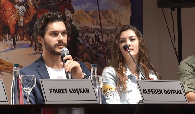 Burcu Özberk ve Alperen Duymaz el ele görüntülendi!