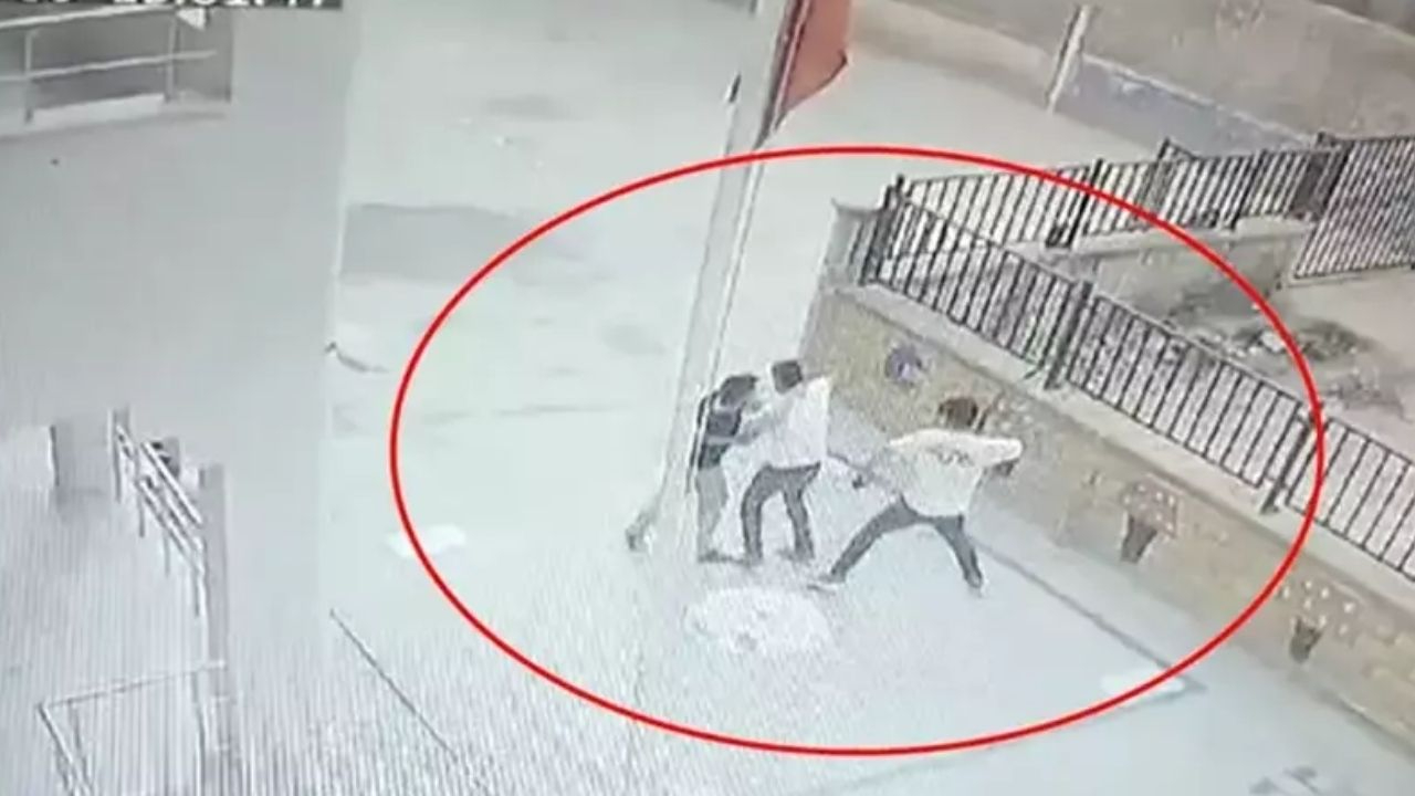 Nöbetçi öğretmen ile kapı açma tartışması! Biri boksör iki kardeş öğretmeni böyle darbetti