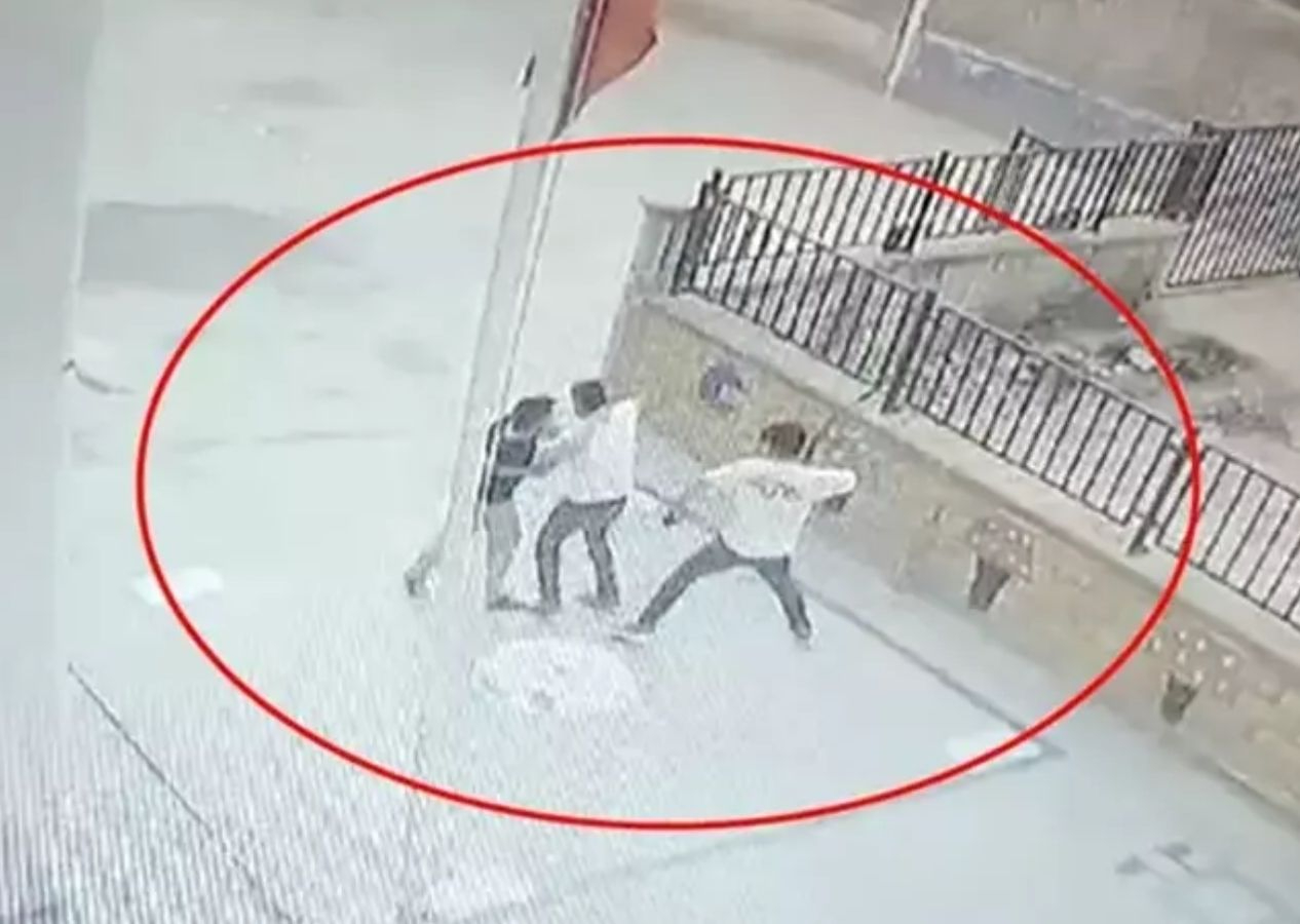 Nöbetçi öğretmen ile kapı açma tartışması! Biri boksör iki kardeş öğretmeni böyle darbetti