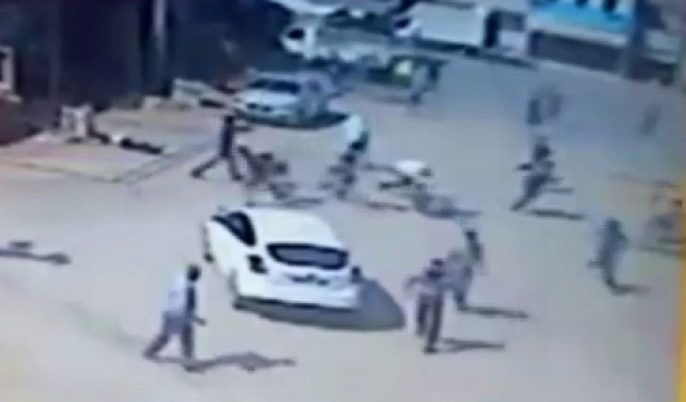 Önce ayaklarından vurdu, sonra kafalarına sıktı! VİDEO
