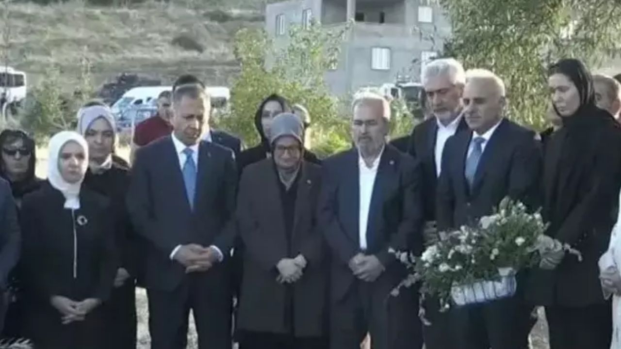3 bakandan Narin Güran'ın mezarına ziyaret
