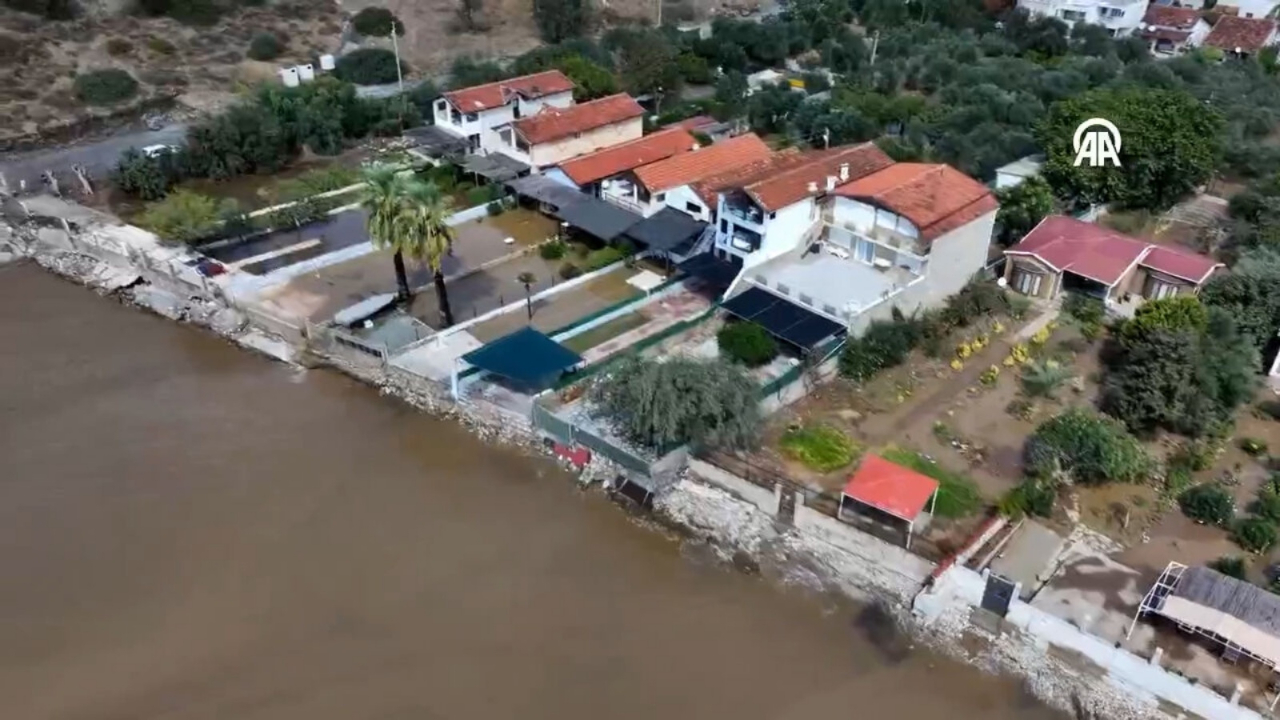 İzmir Menderes'te facia! Şiddetli yağış sonrası evleri su bastı, yollar çöktü!