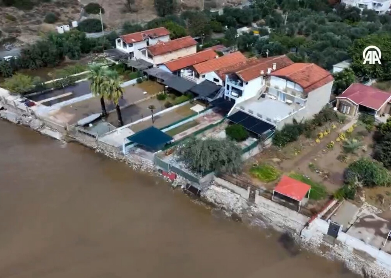 İzmir Menderes'te facia! Şiddetli yağış sonrası evleri su bastı, yollar çöktü!