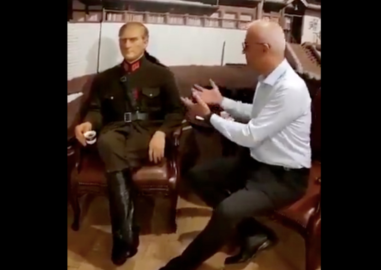 Atatürk'ün balmumu heykeliyle sohbet etti! Teğmenlere tepki gösterenleri şikayet etti...