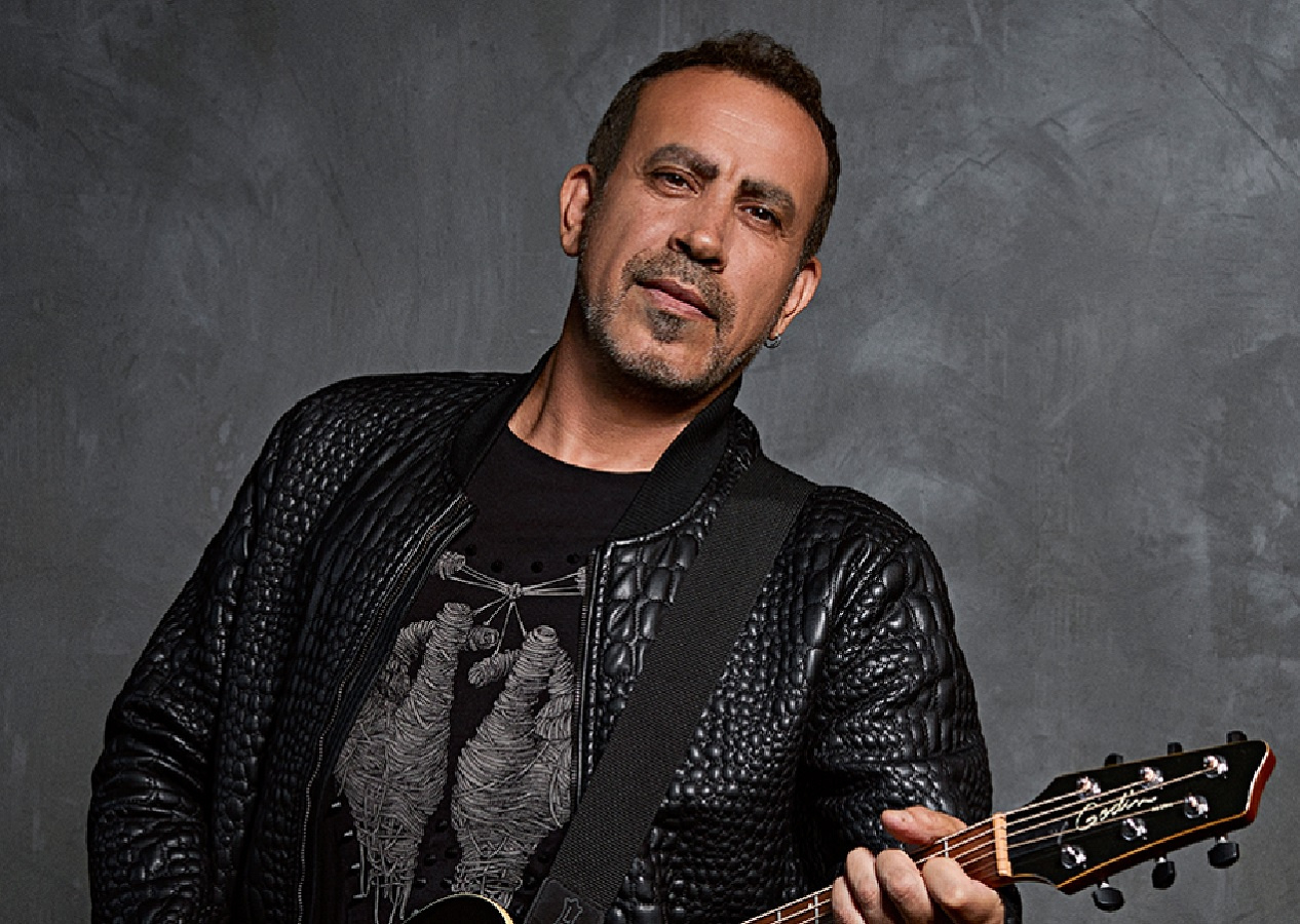 Haluk Levent'ten ince davranış: Bilecik konserinde sahneden inip kağıt helva sattı...