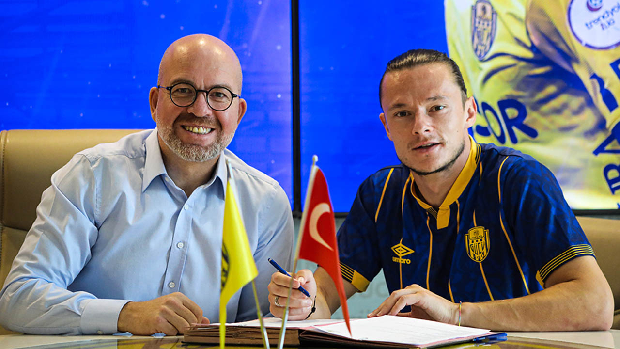 Ankaragücü eski Borussia Dortmund'lu bek Nico Schulz ile anlaşmaya vardı