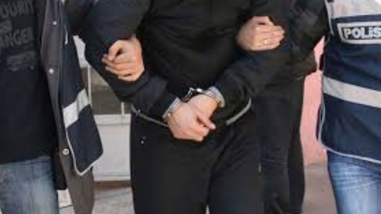 FETÖ firarisi gardropun arkasındaki özel bölmede yakalandı