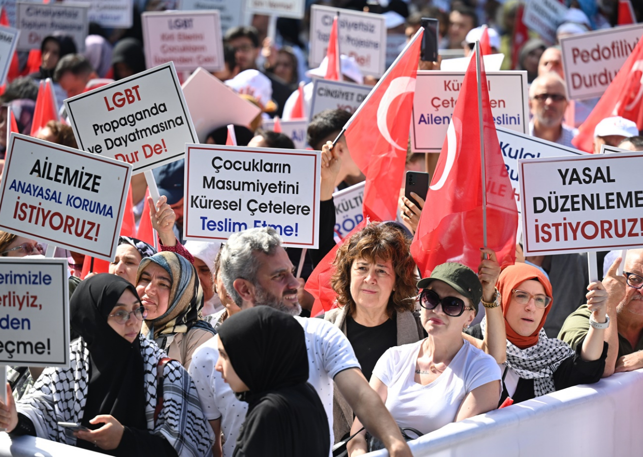 LGBT sapkınlığına karşı Saraçhane'de Büyük Aile Buluşması! Yüzlerce kişi 'Dursun Bu Hayasızca Akın' dedi