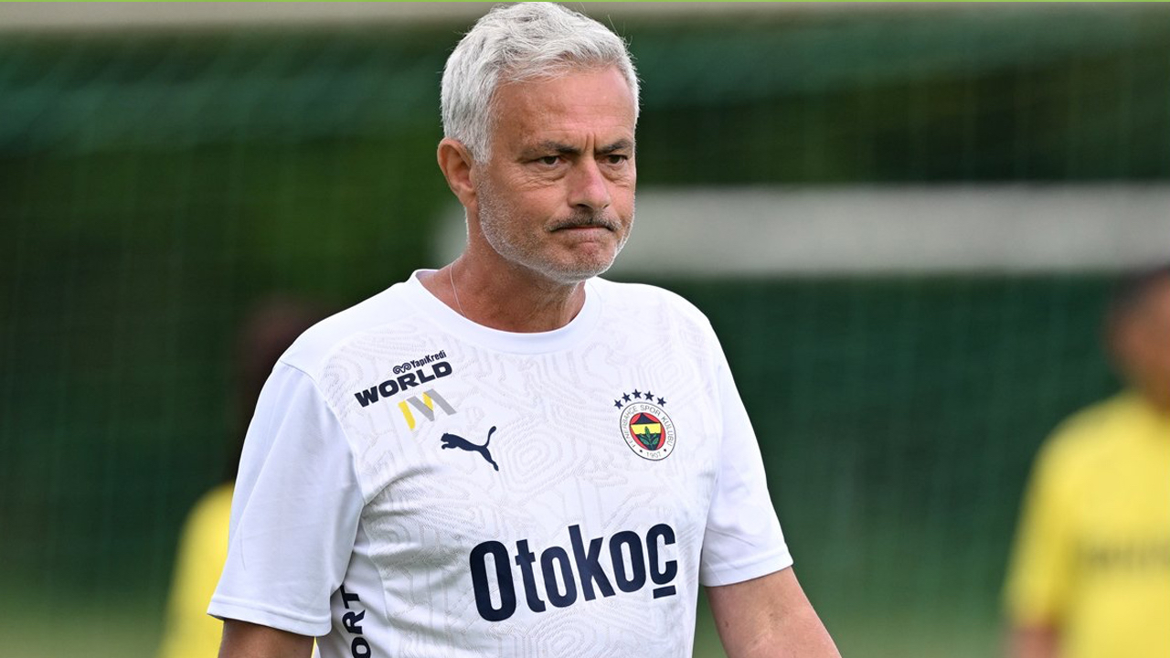 Jose Mourinho'dan oyuncularına Galatasaray uyarısı: "Derbiyi aklınızdan çıkarın"