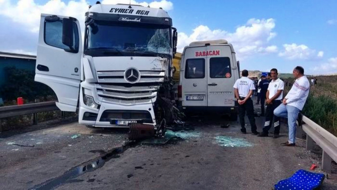 Adana'da feci kaza: TIR ile servis minibüsü çarpıştı! Ölü ve yaralılar var...
