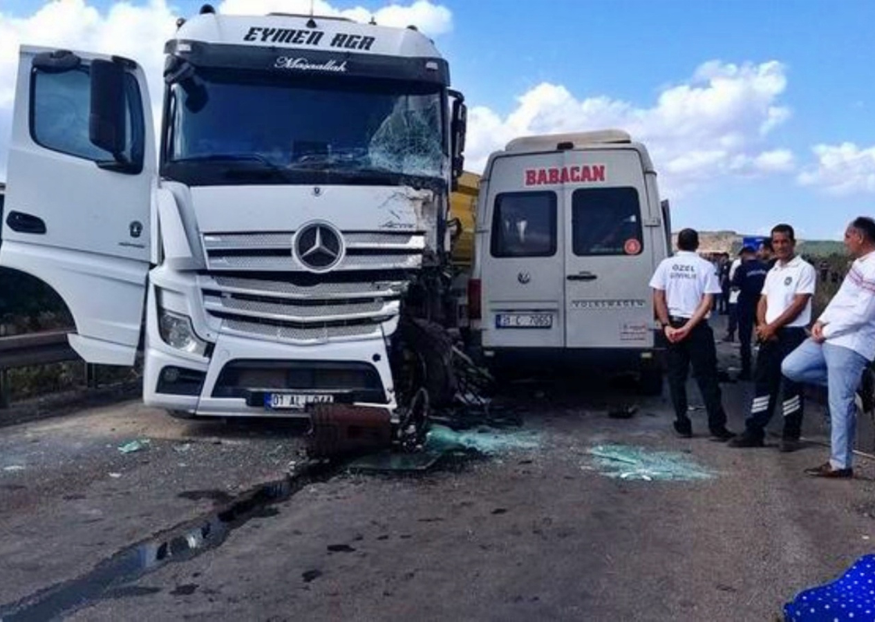 Adana'da feci kaza: TIR ile servis minibüsü çarpıştı! Ölü ve yaralılar var...
