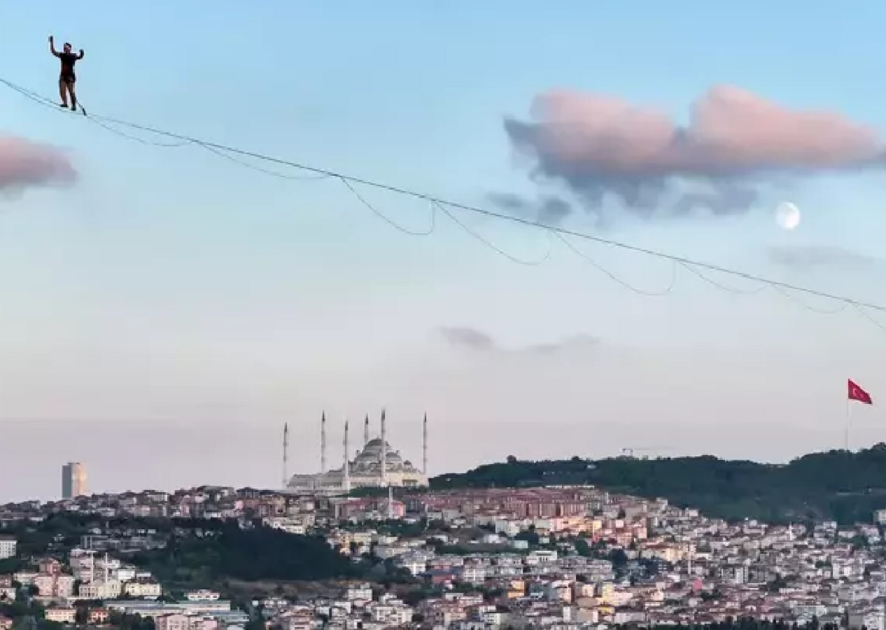 15 Temmuz Köprüsü'nde inanılmaz performans: Asya'dan Avrupa'ya ip üzerinde yürüyüş!