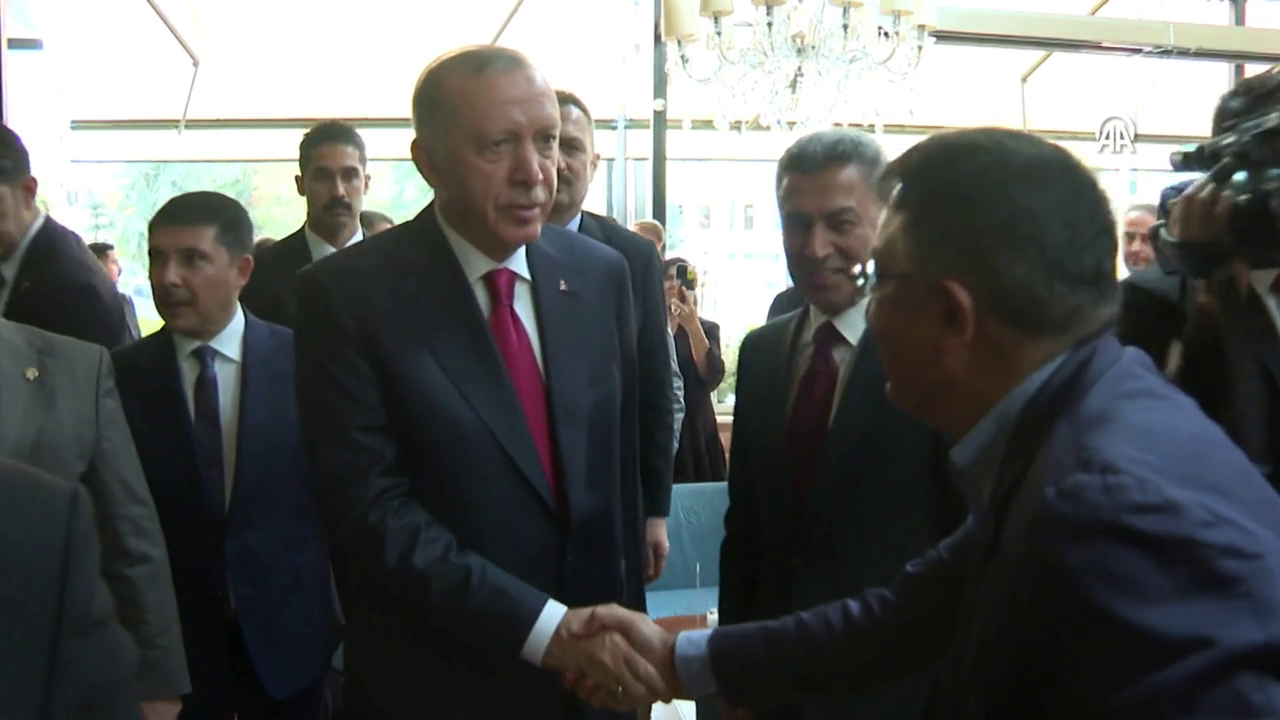 Cumhurbaşkanı Erdoğan pastanede vatandaşlarla sohbet etti