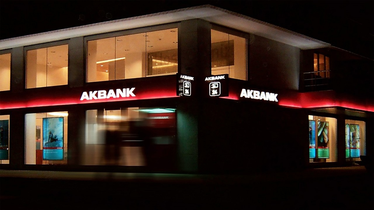 Akbank ''banka hesaplarına izinsiz erişim'' iddialarını yalanladı! İşte ilk resmi açıklama!
