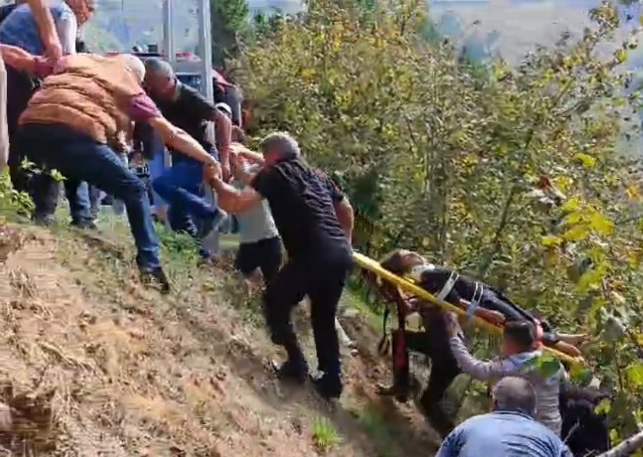 Düzce'de fındık işçilerini taşıyan minibüs uçuruma yuvarlandı, çok sayıda yaralı var