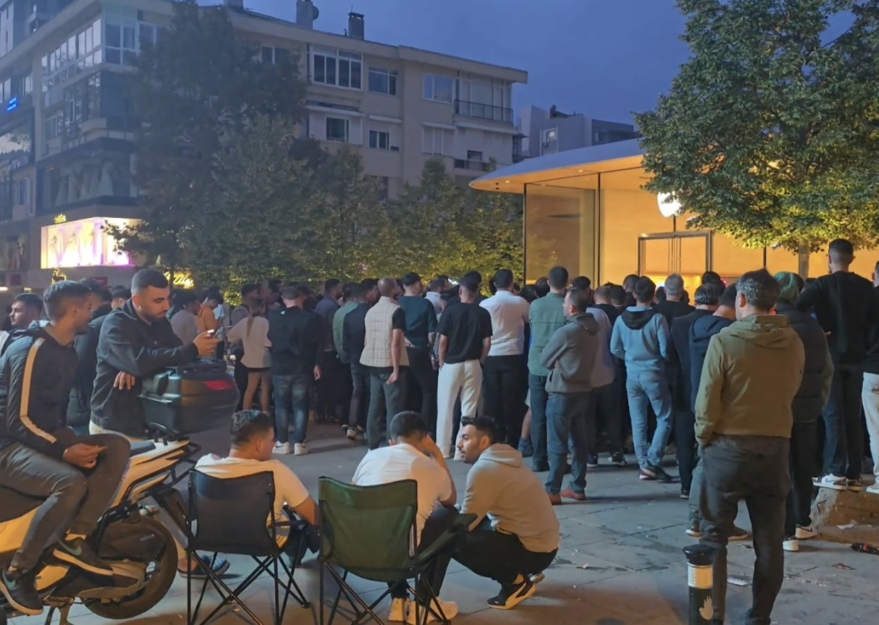 Iphone 16 serisi çıktı, meraklıları 120 bin TL'lik telefon için geceden kuyruğa girdi