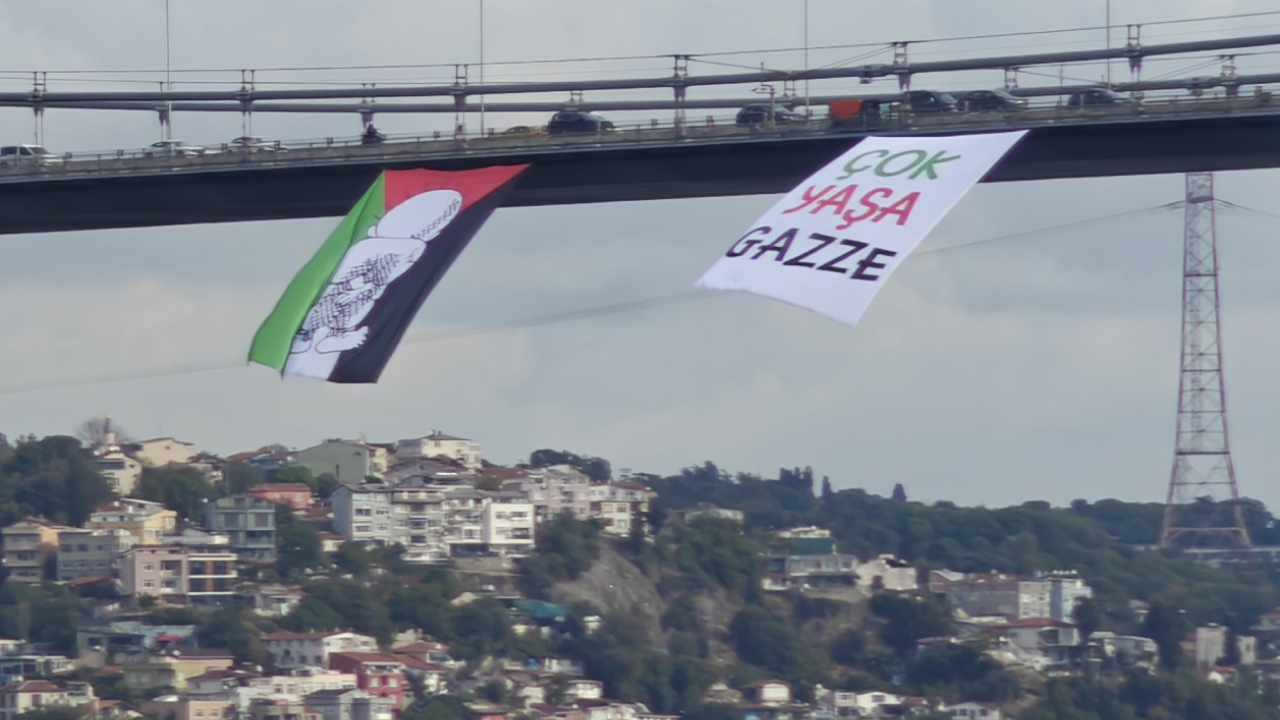 15 Temmuz Şehitler Köprüsü'ne Hanzala ve "Çok Yaşa Gazze" pankartı asıldı