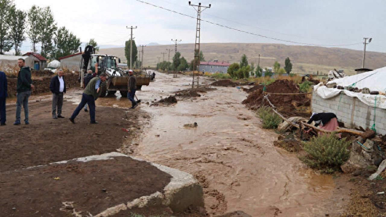 Bitlis'te kuvvetli sağanak ulaşımda aksamalara neden oldu!