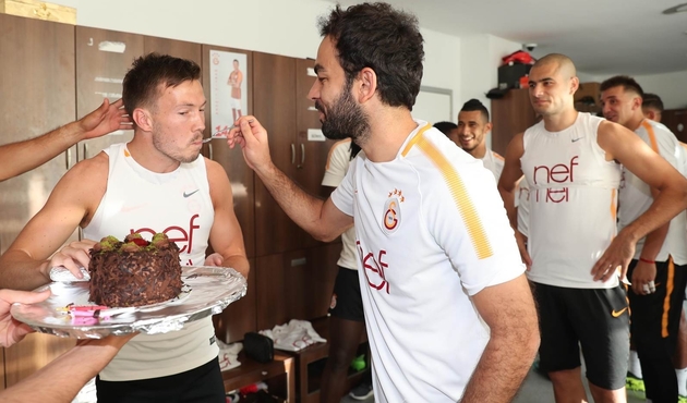 Linnes'e doğum günü sürprizi...