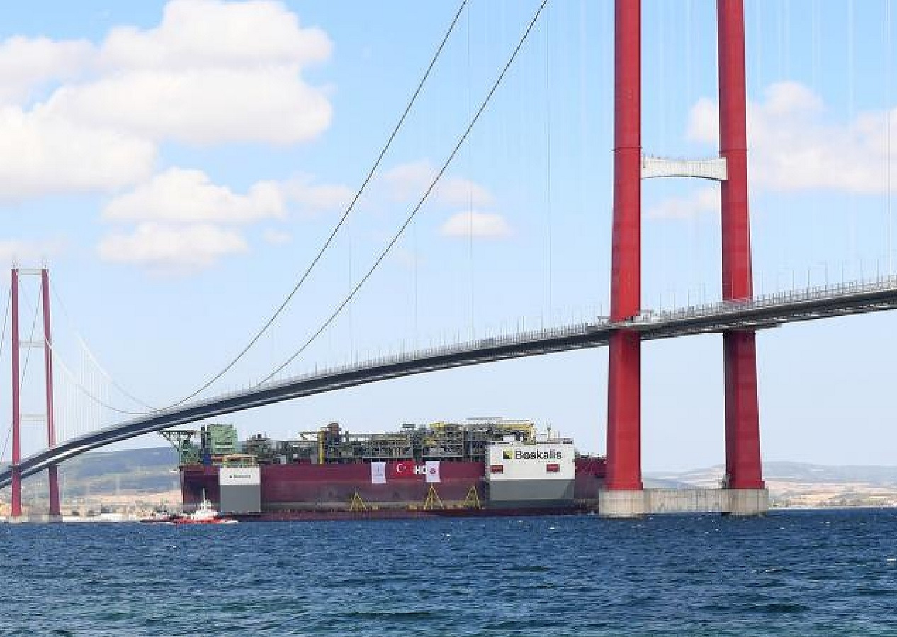 Türkiye'nin ilk yüzer doğal gaz üretim platformu Çanakkale'den geçti