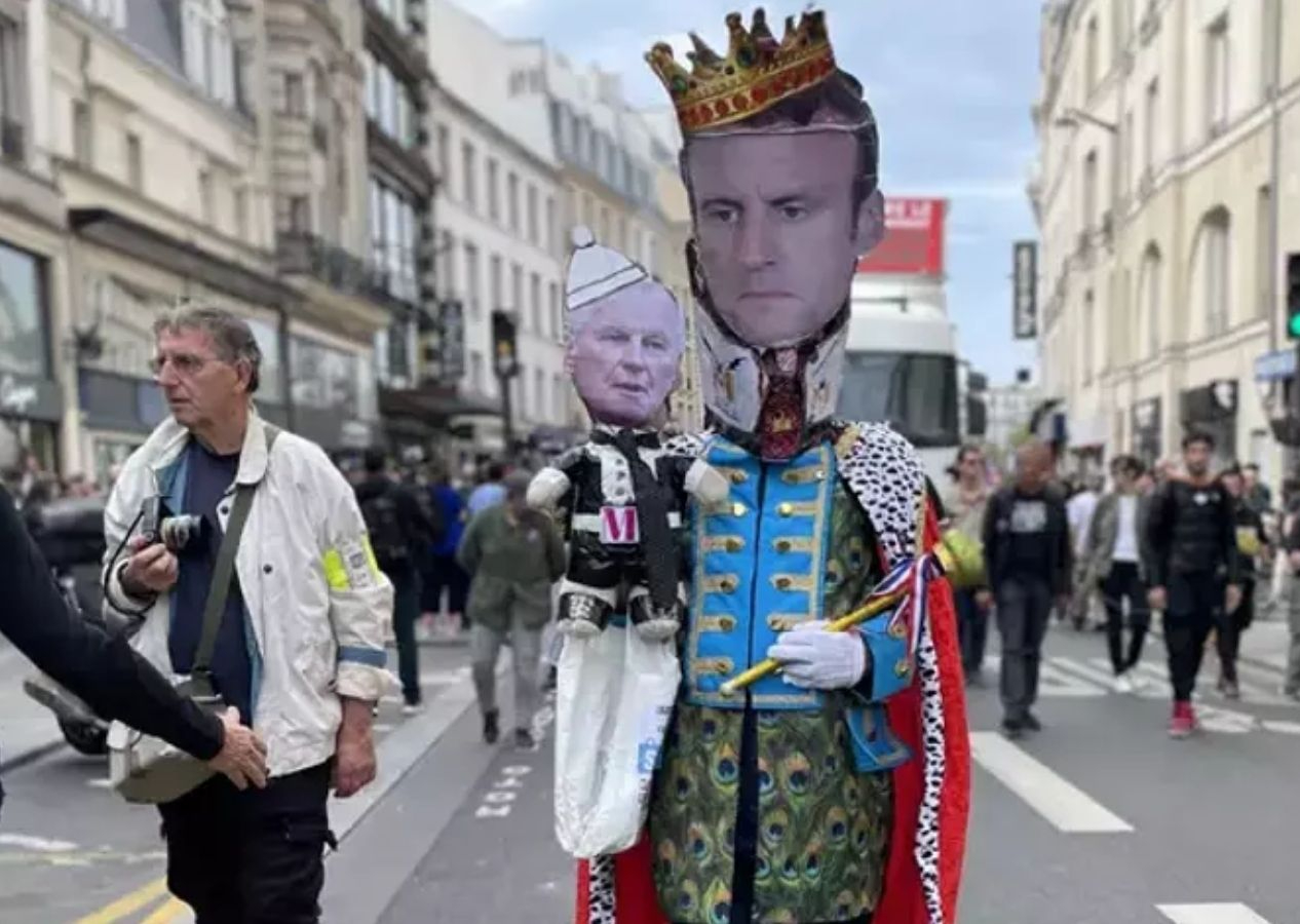 Fransa'da halk sokakta! Yeni kabine açıklandı