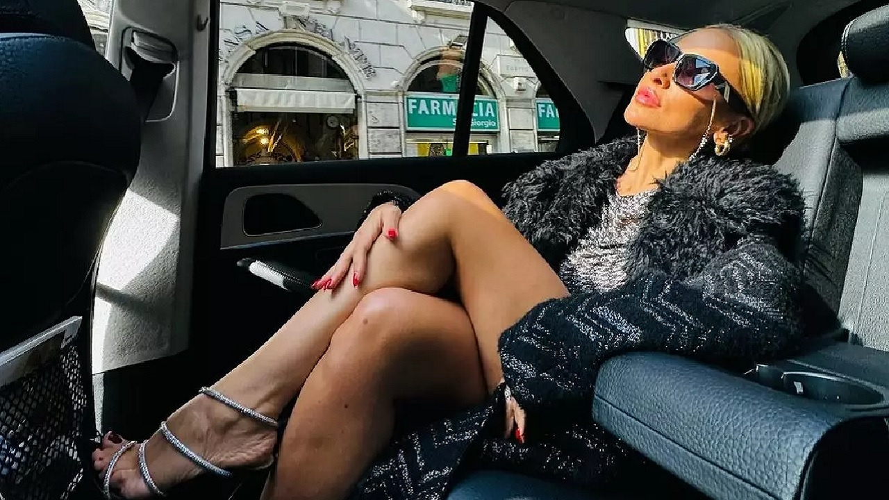 Hadise'den yürek hoplatan bir kare daha! Transparan kostümü olay oldu!