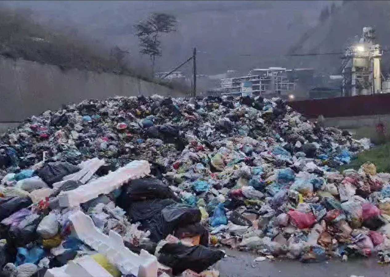 Ortahisar Belediyesi 150 ton çöpü yol kenarına döktü! Bakanlık müdahale etti: 2 milyon 598 bin TL ceza!