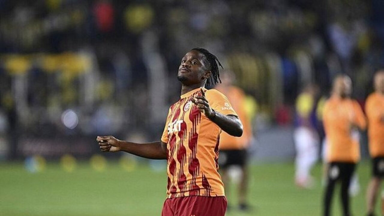 Fenerbahçeli taraftarlardan Michy Batsuhayi'ye flaş gönderme!