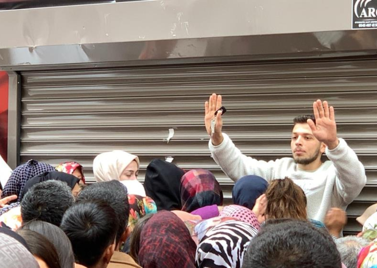 Karaman'daki mağaza açılışı izdiham! Penceredeki teyze "Aç köpekler" diye bağırdı